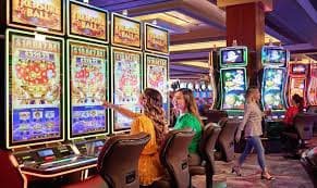 AVE66 Live Card Games Myanmar ကစားသမားများ Real Dealer နှင့် Baccarat ကစားနေသောမြင်ကွင်း